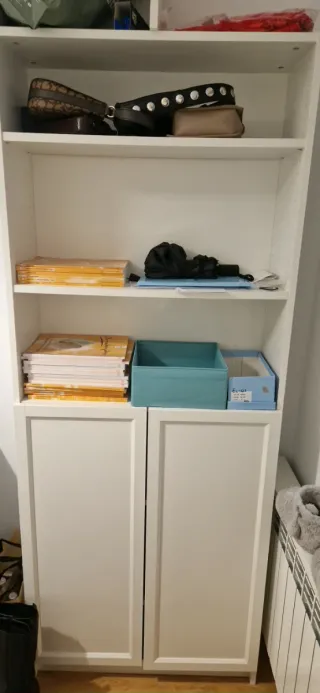 Librería blanca con puertas