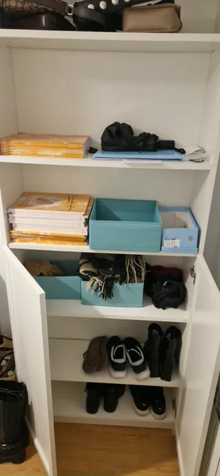 Librería blanca con puertas