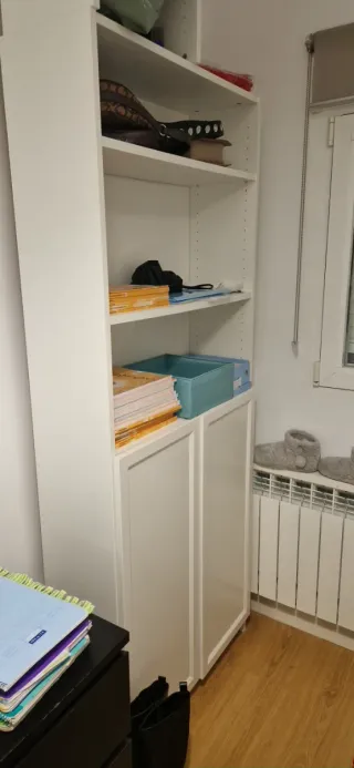 Librería blanca con puertas