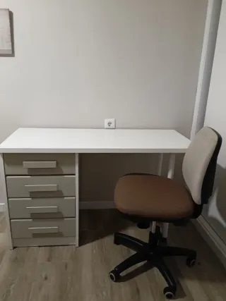 Escritorio blanco con cajones