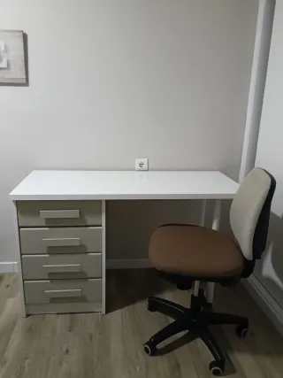 Escritorio blanco con cajones