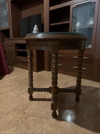 Mesa auxiliar redonda de madera y cristal