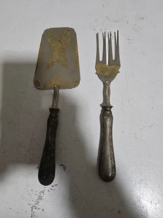 Antiguos cubiertos de metal y madera