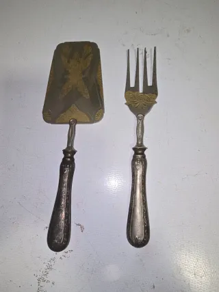 Antiguos cubiertos de metal y madera