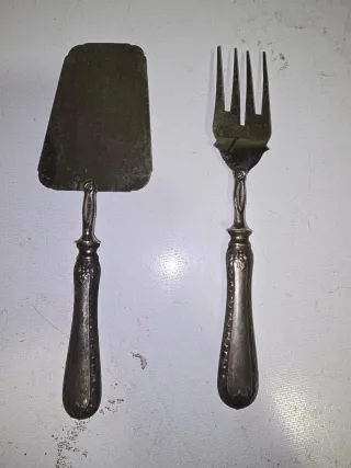 Antiguos cubiertos de metal y madera