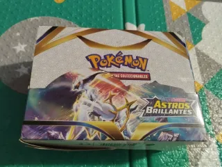 Caja Pokémon Espada y Escudo Astros Brillantes