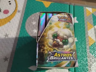 Caja Pokémon Espada y Escudo Astros Brillantes