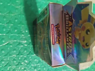 Caja Pokémon Espada y Escudo Astros Brillantes