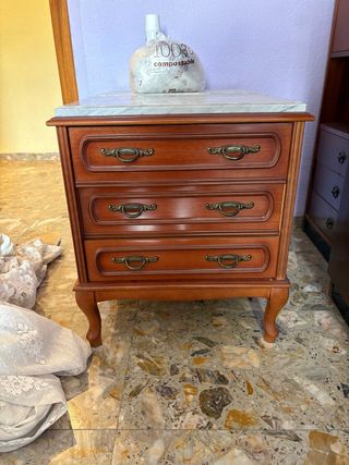 Mesitas de noche y cómoda antigua de madera