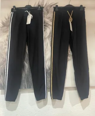 Pantalones negros con detalles dorados