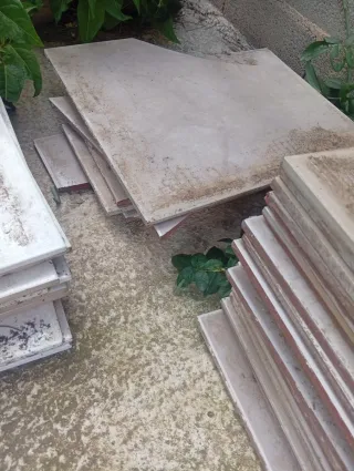 Baldosas rosas, restos de obra.