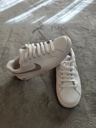 Zapatillas Nike Blancas y Plateadas