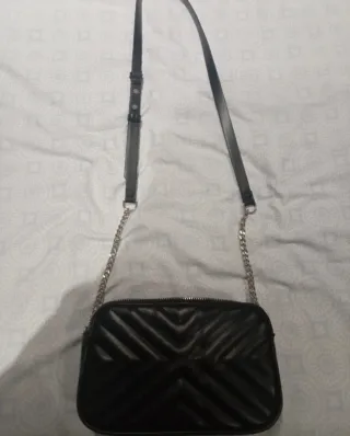 Bolso negro acolchado con cadena