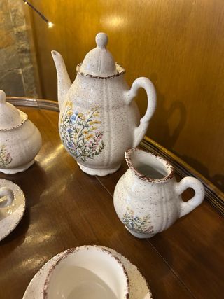 Juego de café de cerámica con flores