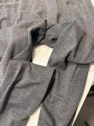 Pantalón gris con costuras centrales