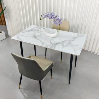 Mesa de comedor mármol y metal