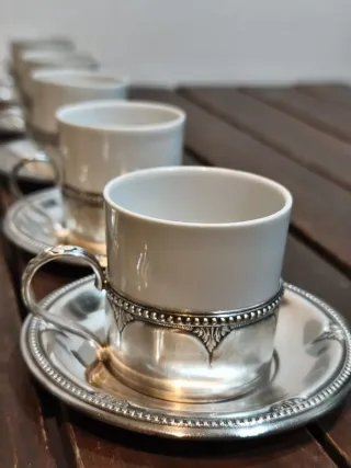 Set di tazze e piatti antichi