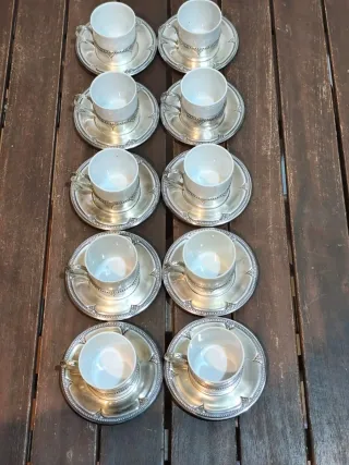 Set di tazze e piatti antichi