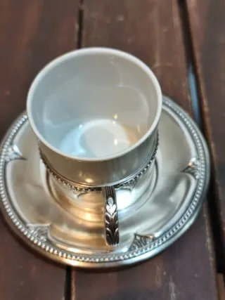 Set di tazze e piatti antichi