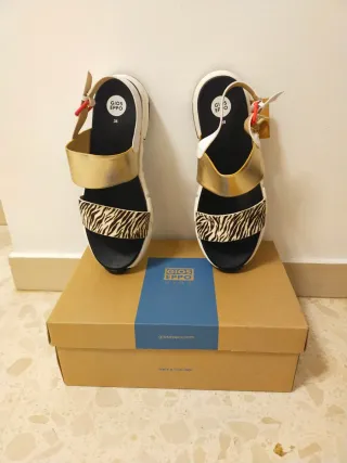 Sandalias Talla 38 Negro y Dorado