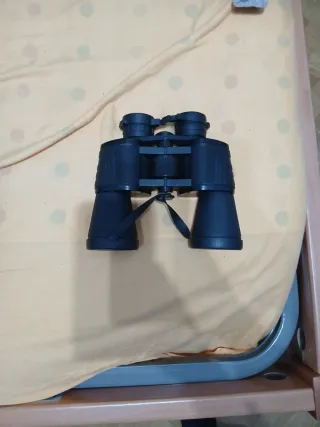 Prismáticos negros con funda