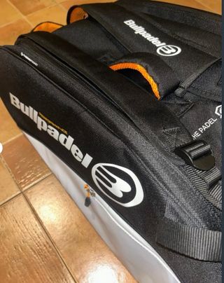 Paletero Bullpadel Negro y Blanco