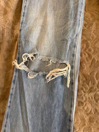 Vaquero Stradivarius wide leg con roturas talla 34