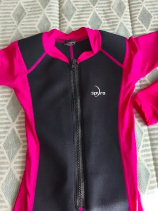 2 Neoprenos Niña Talla 6 y 8,5e cada uno