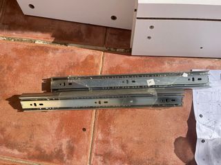 Escritorio blanco con cajonera