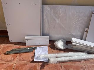 Escritorio blanco con cajonera