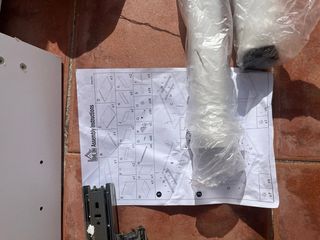 Escritorio blanco con cajonera