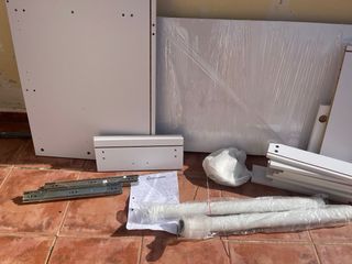 Escritorio blanco con cajonera