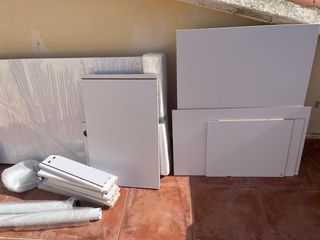 Escritorio blanco con cajonera