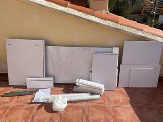 Escritorio blanco con cajonera