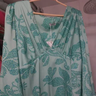 Vestido invitada verde agua estampado