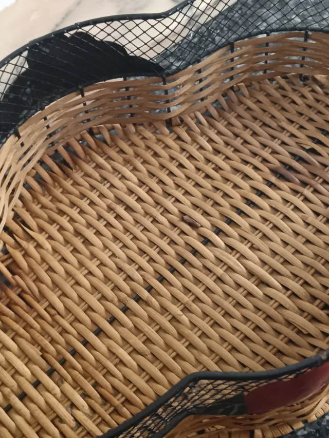 Cesta mimbre y forja decorada frutas