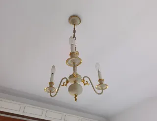 Lámpara de techo dorada y blanca