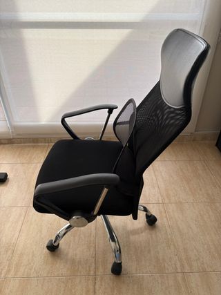 Silla de oficina ergonómica negra