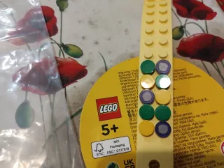 Pulsera LEGO con piezas decorativas