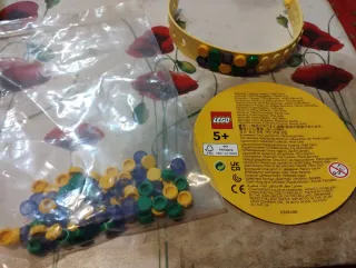 Pulsera LEGO con piezas decorativas