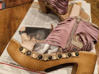 Sandalias boho con flecos y abalorios.Son de piel.