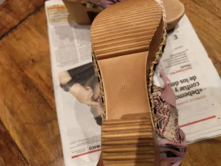 Sandalias boho con flecos y abalorios.Son de piel.