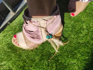 Sandalias boho con flecos y abalorios.Son de piel.