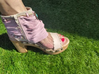 Sandalias boho con flecos y abalorios.Son de piel.