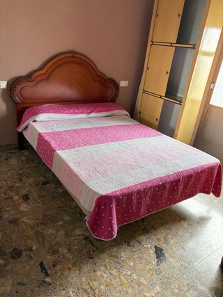 Cama antigua de madera y cabecero