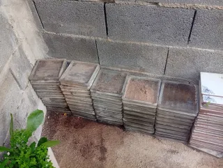 Baldosas de vidrio, pavés, restos obra