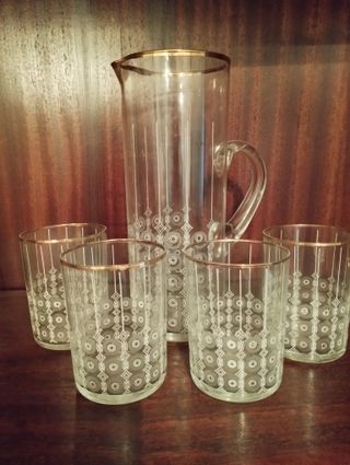 Jarra y 4 vasos dorados labrados