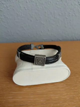 Pulsera cuero negra con adorno plateado