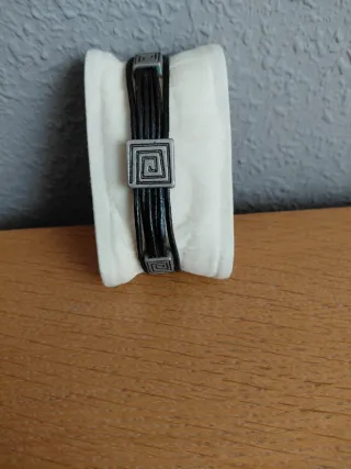 Pulsera cuero negra con adorno plateado