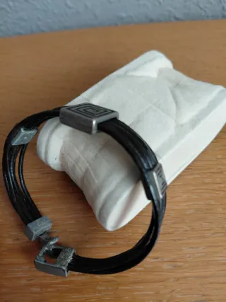 Pulsera cuero negra con adorno plateado